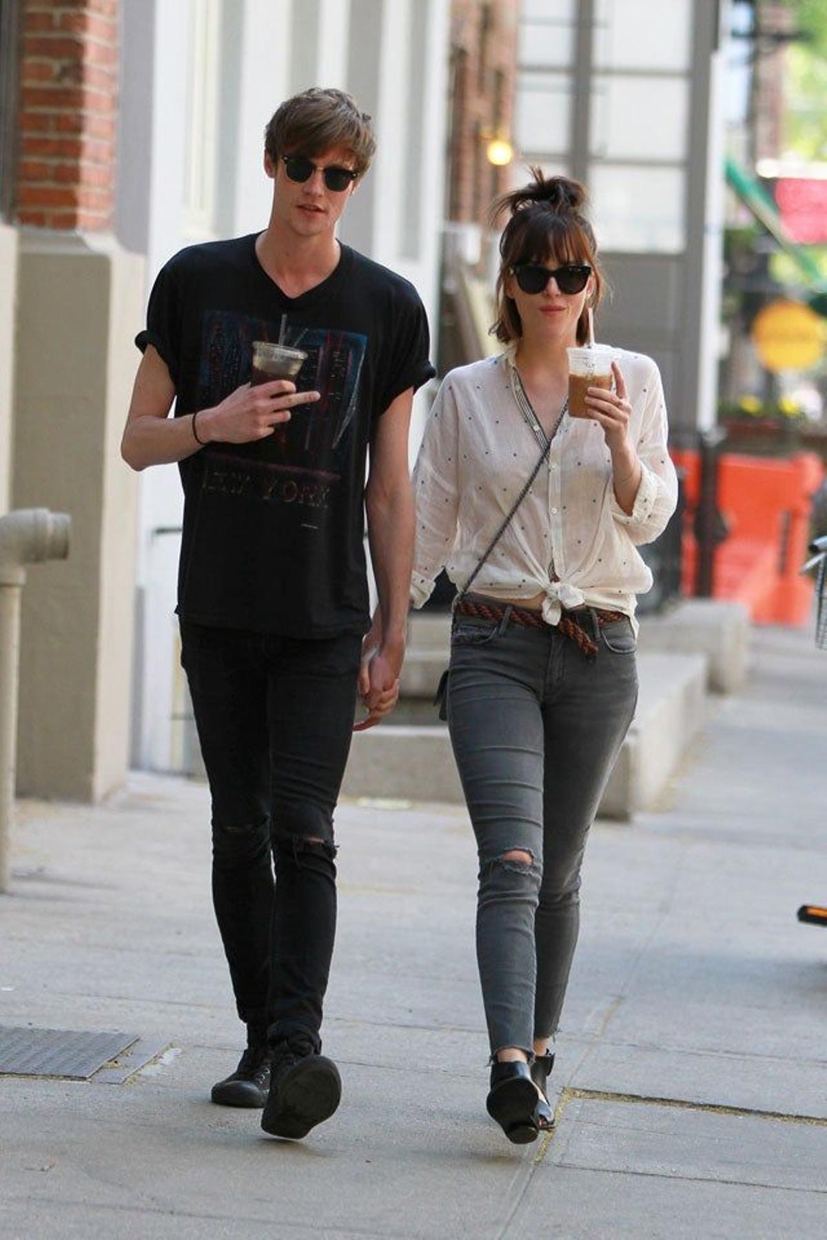 Matthew Hitt y Dakota Johnson con un café helado