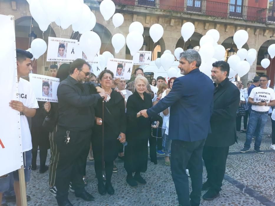 Suelta de globos para exigir justicia con Eleazar