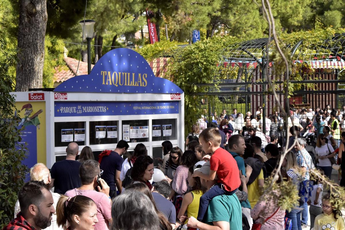 Las taquillas para los espectáculos de las barracas, muy concurridas.