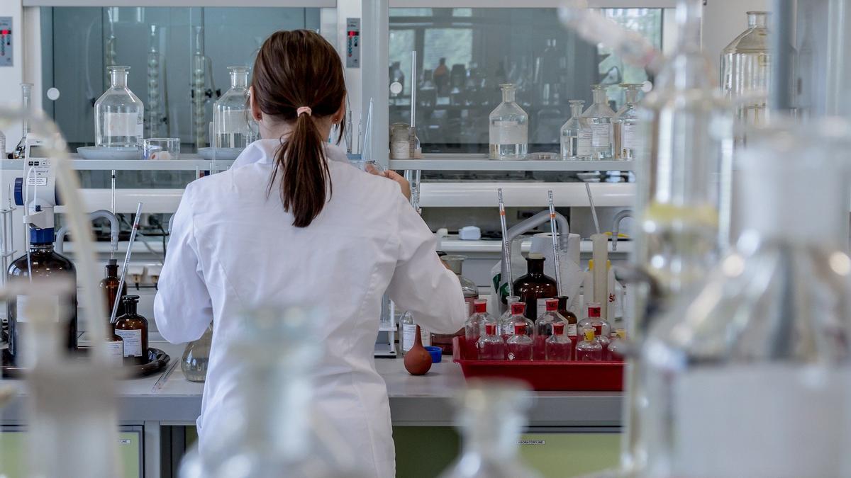 Una sanitaria trabaja en un laboratorio.