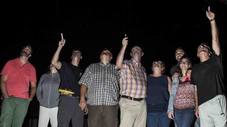 Un grupo de personas observan los astros durante la noche del viernes.