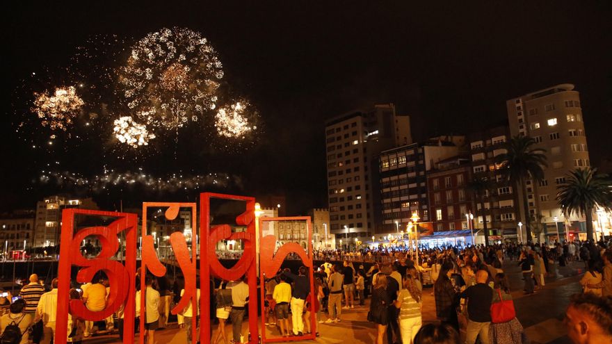 Gijón se rinde al regreso de los Fuegos