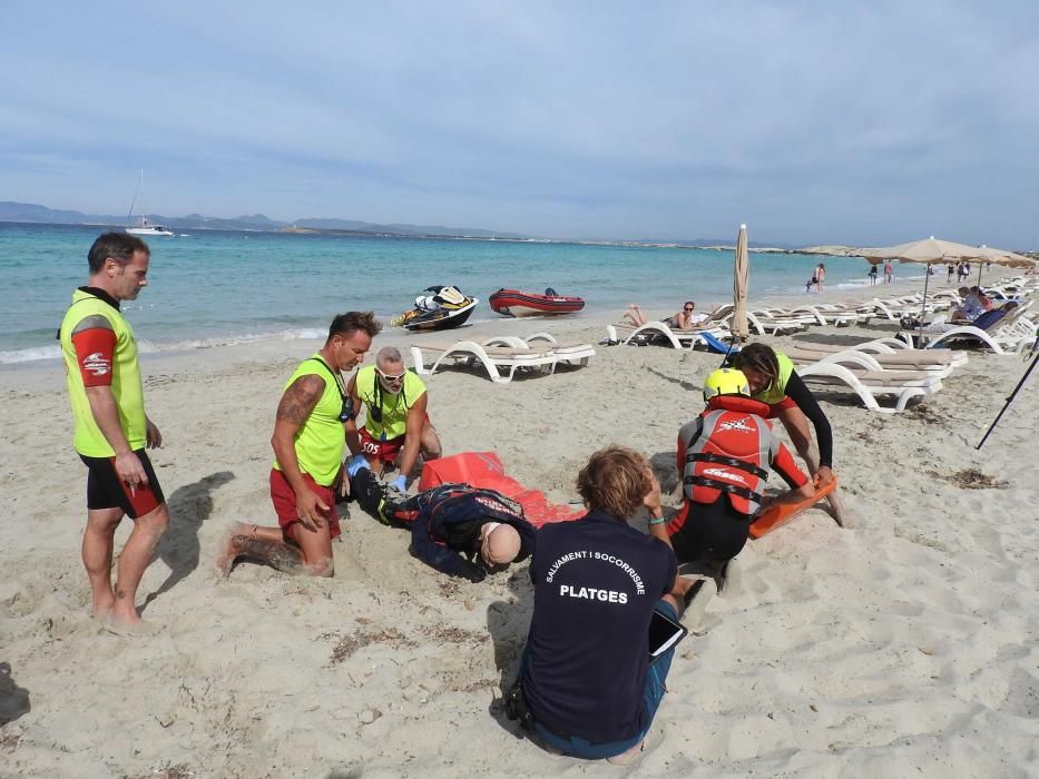 El ejercicio consistió en el rescate de dos personas de una embarcación que estaba supuestamente ardiendo en el mar