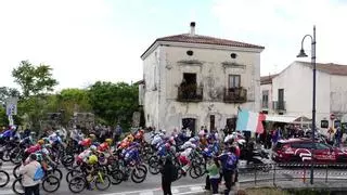 Ballerini se lleva la sexta etapa del Giro en un esprint accidentado