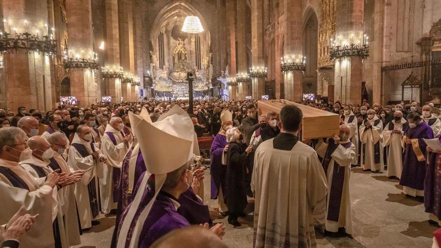 Mas de 1.200 personas abarrotan la seu para dar el último adiós al obispo Toni Vadell