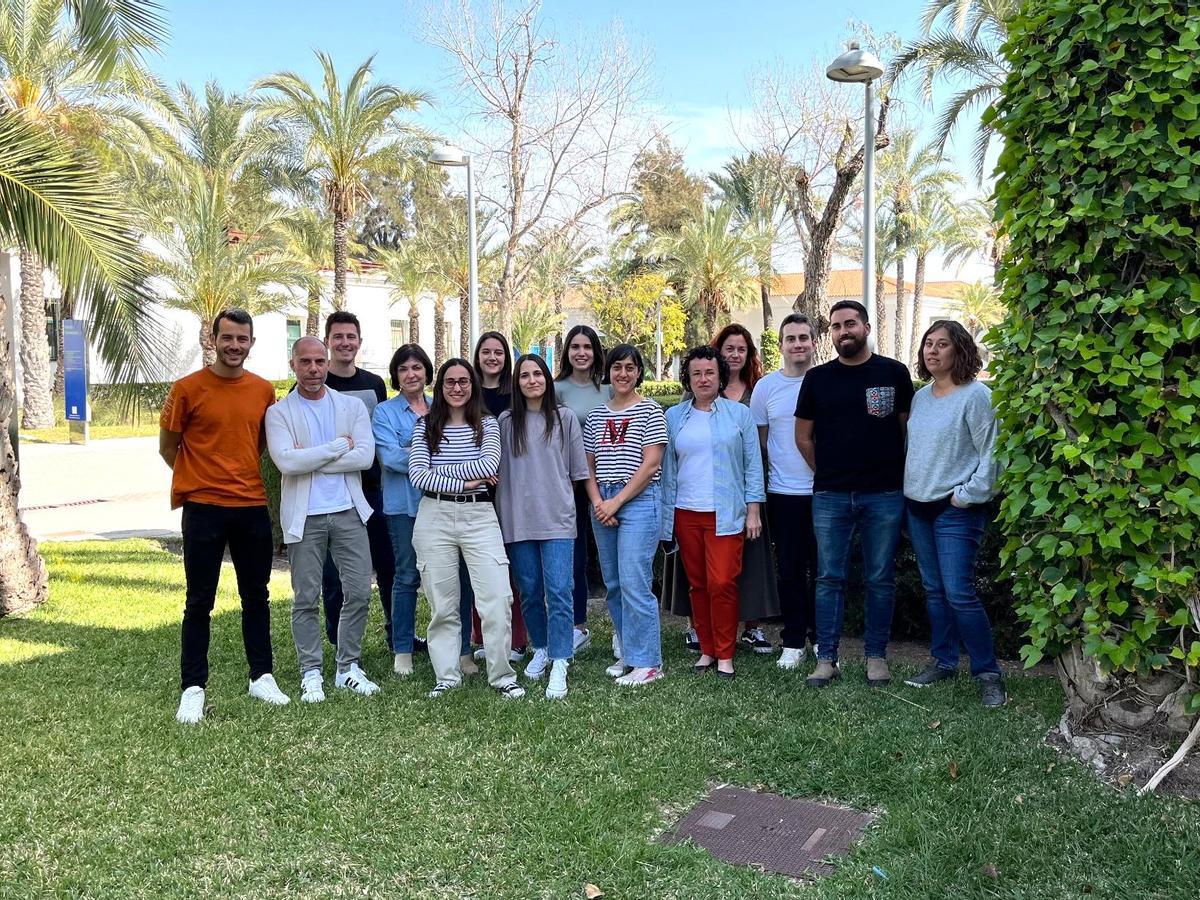 Miembros del equipo de Ecología Microbiana Molecular, liderados por la investigadora Pepa Antón