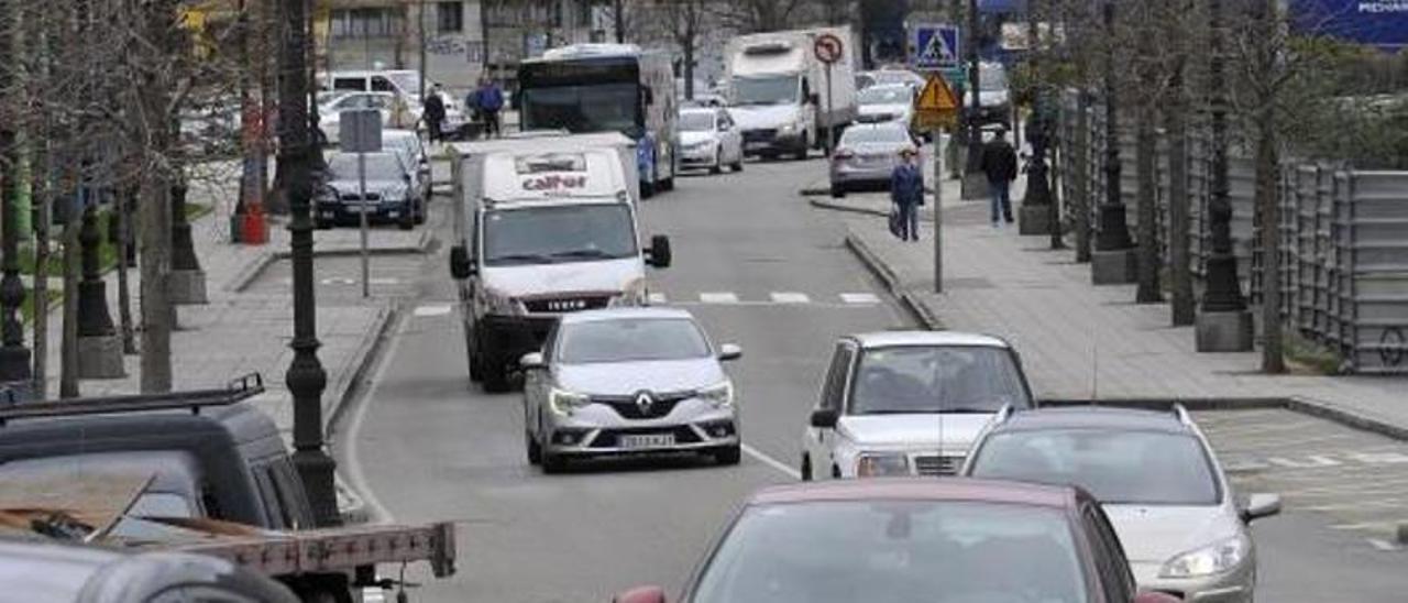 Retenciones en la calle Jovellanos de La Felguera, regulada al tráfico por una avería, en una imagen de archivo. | LNE