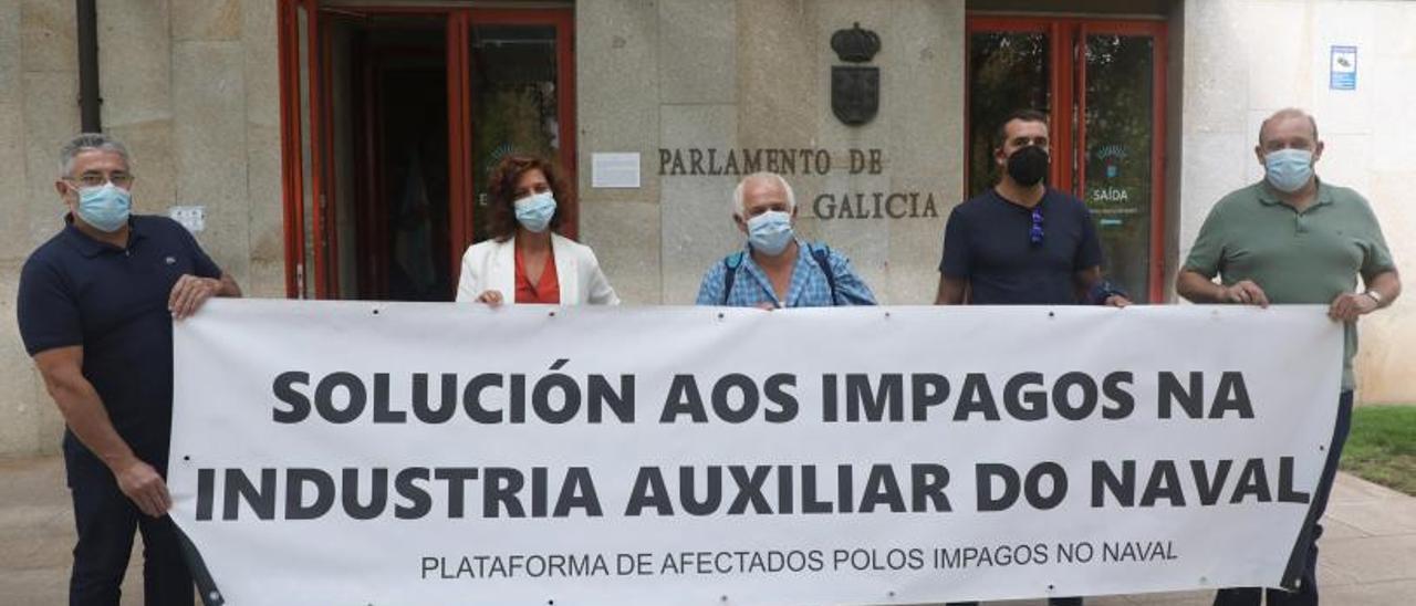 Empresarios afectados, con la diputada Leticia Gallego, ante el Parlamento autonómico la pasada semana.   | X.A.