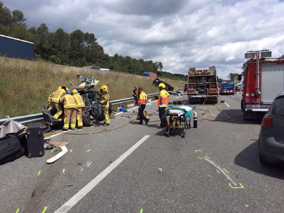 Accident entre dos vehicles a l'AP-7 a Cervià de Ter