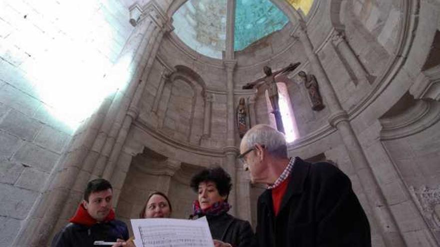 Fran Gómez, Inés Vila, Cynthia González y Miguel Manzano comentan detalles durante una de las pruebas en el templo de La Magdalena.