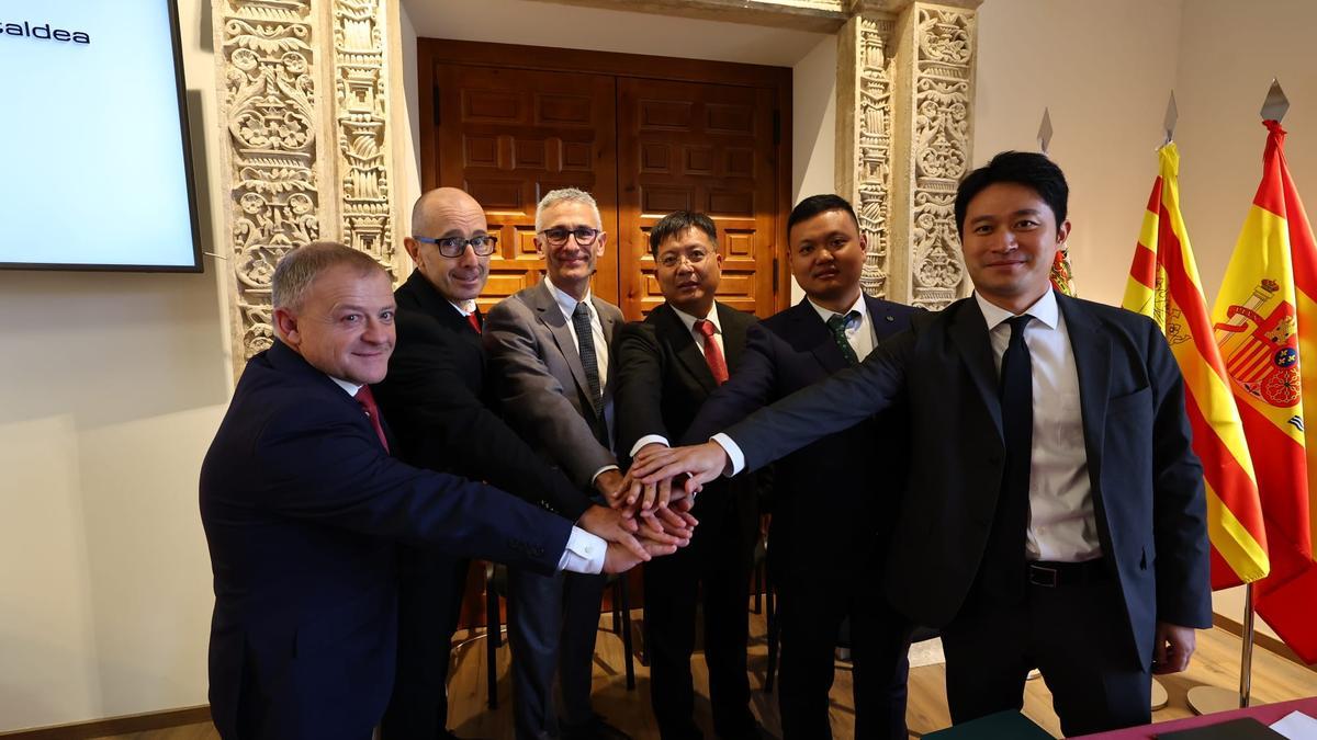 Representantes de Leapmotor junto a representantes de Borja, este martes