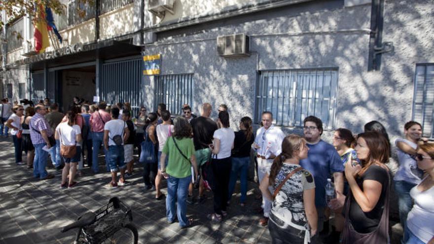 Colas en la Escuela Oficial de Idiomas de Valencia.