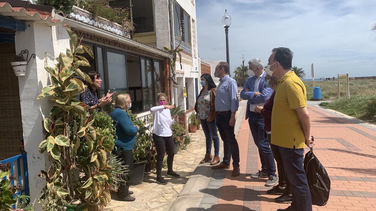 Imagen de una visita de la comitiva socialista al poblado de Torre la Sal.