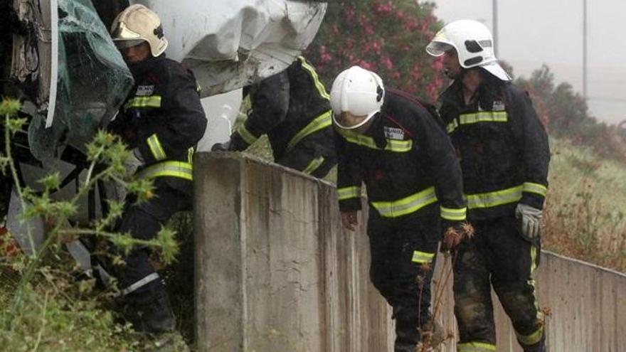 Los bomberos trabajan cinco horas para rescatar a un camionero herido en un accidente en Luque