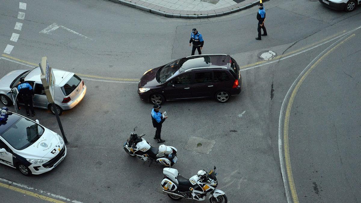 Un control de alcoholemia realizado por policías locales de Mieres, en una imagen de archivo