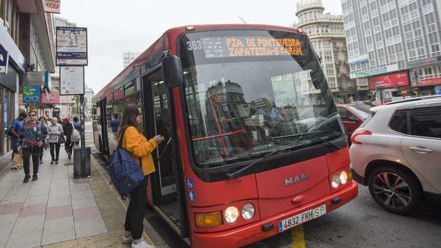 Un bus de la línea 24, en la plaza de Pontevedra, de donde partirá hacia A Zapateira.