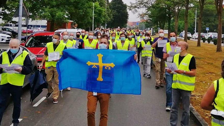 Protesta de los trabajadores de Sacyr Fluor en el parque tecnológico de Llanera, el miércoles.