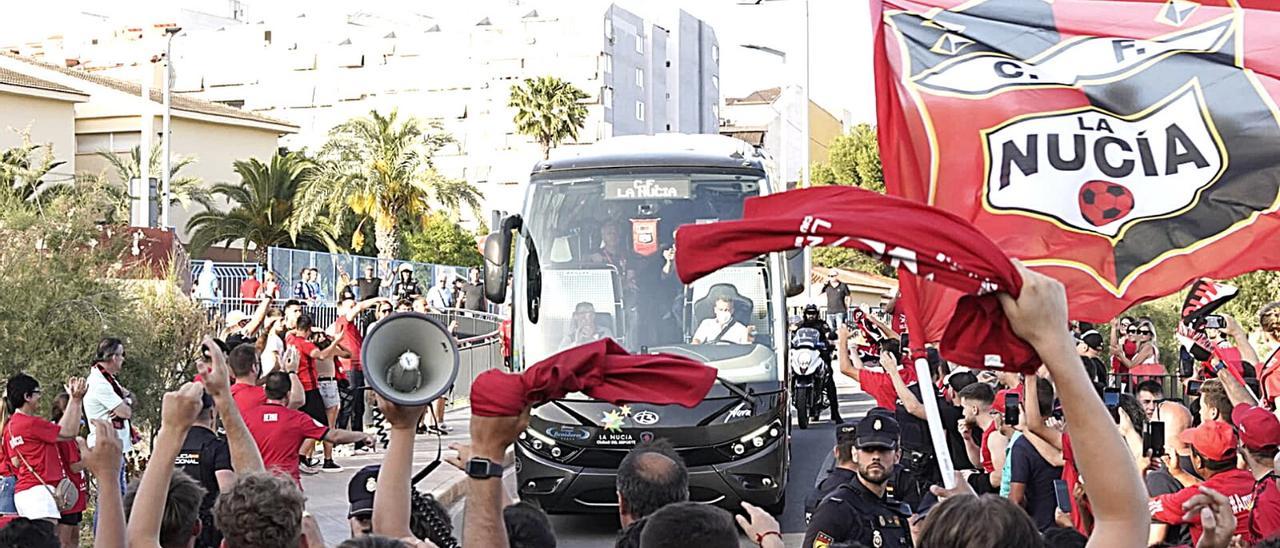 La afición de La Nucía recibe al equipo en Benidorm el pasado fin de semana