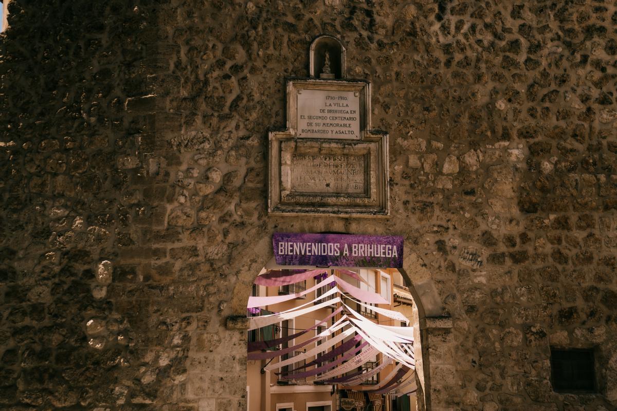 Entrada a la parte medieval de Brihuega, donde se organiza el mercadillo de la lavanda.