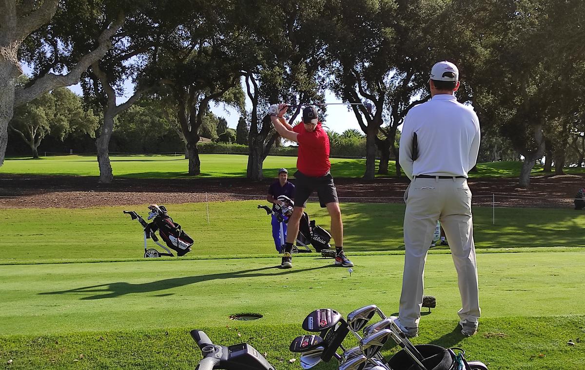 Pau sigue las indicaciones de Garrido en el tee del 7 en Valderrama