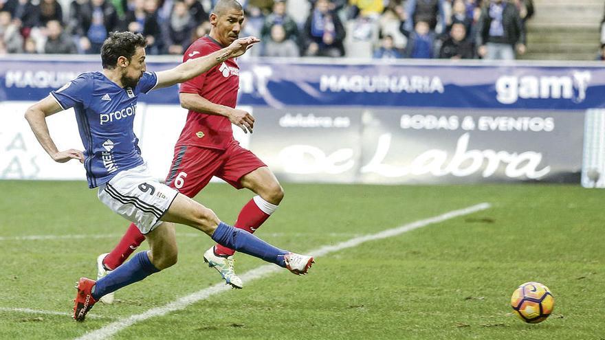 Arriba, Toché ante Cata Díaz en el momento del disparo del primer gol del Oviedo. A la izquierda, Diegui Johannesson trata de marcharse de Emi Buendía.