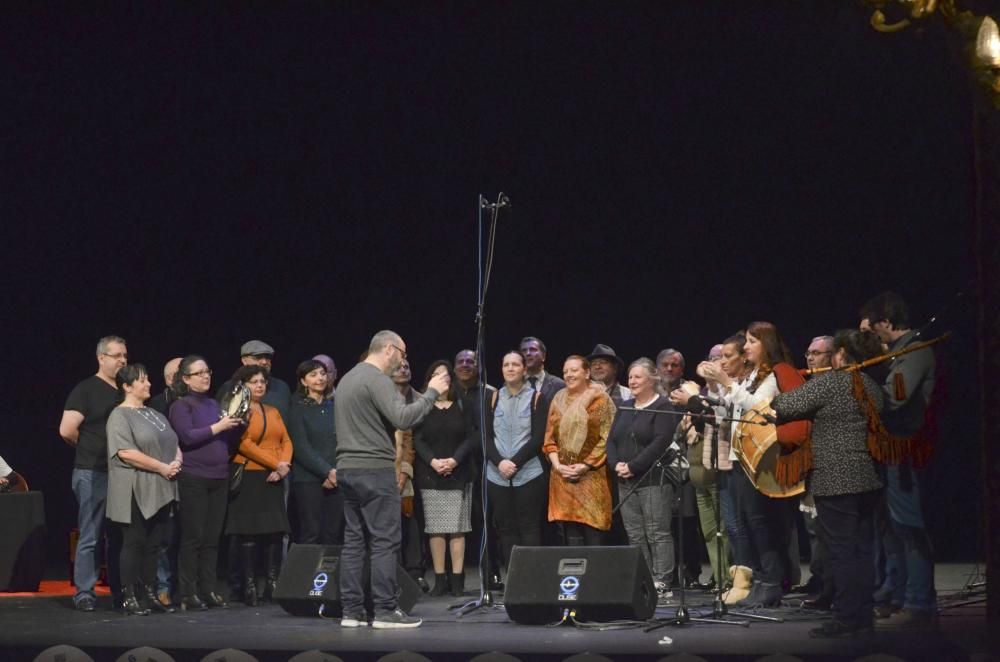 La cuarta edición del programa de radio en directo que organizan profesionales de siete emisoras de la ciudad recauda fondos para la Asociación Gallega de Ludópatas Rehabilitados, Agalure.