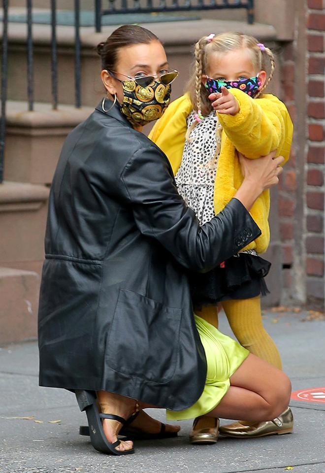 Irina Shayk y su hija Lea de Seine con un abrigo amarillo peluche