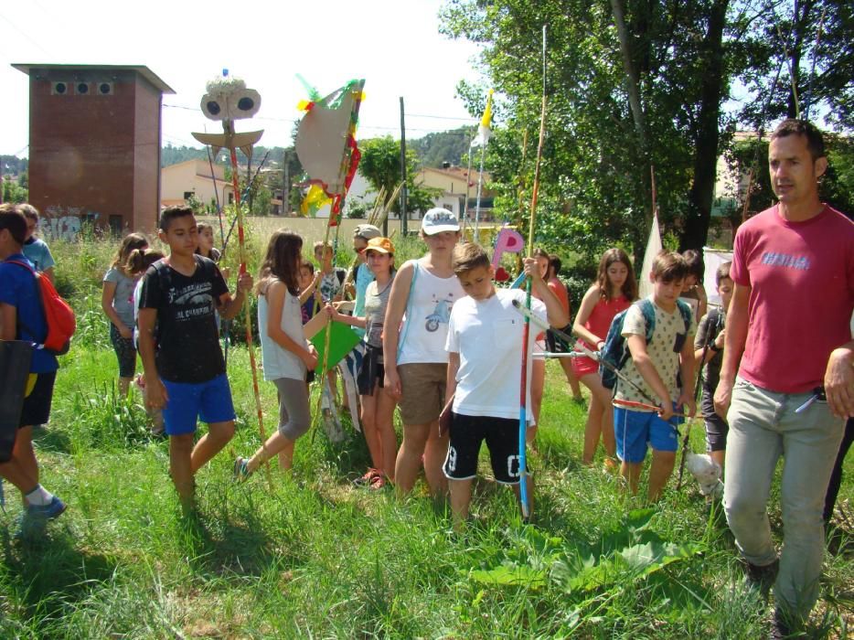 Infants de Sant Salvador creen el 'bosc de l'alegria'