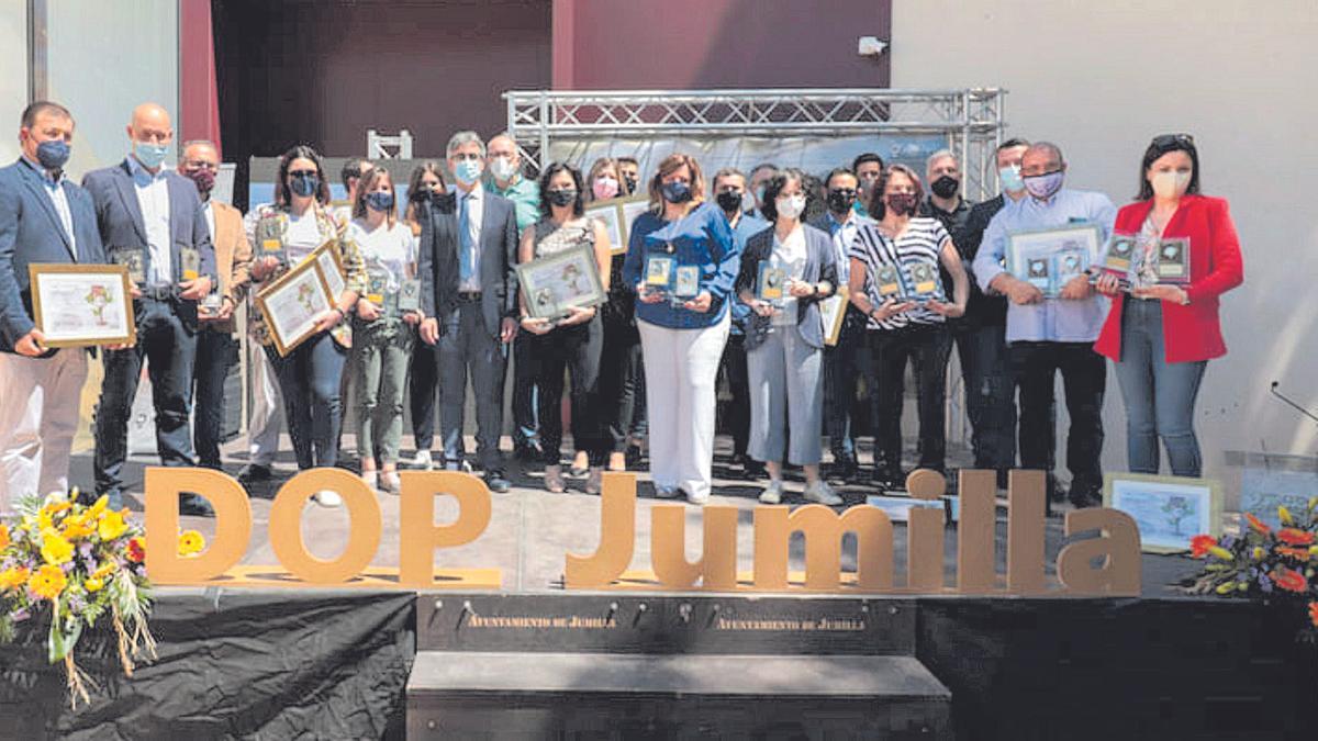 Las bodegas premiadas en la 27ª edición del Certamen de Calidad de Vinos DOP Jumilla posan con sus distinciones en el patio del Centro de Interpretación del vino.