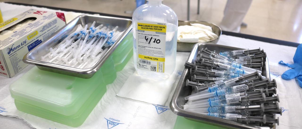 Dosis de les vacunes de la covid, a l&#039;esquerra, i de la grip, a la dreta, al CAP de Llefià