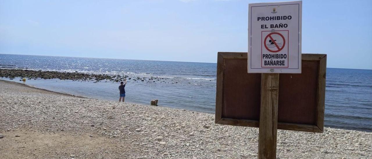 La playa de la desembocadura del río Seco se mantiene cerrada, en una imagen del anterior vertido