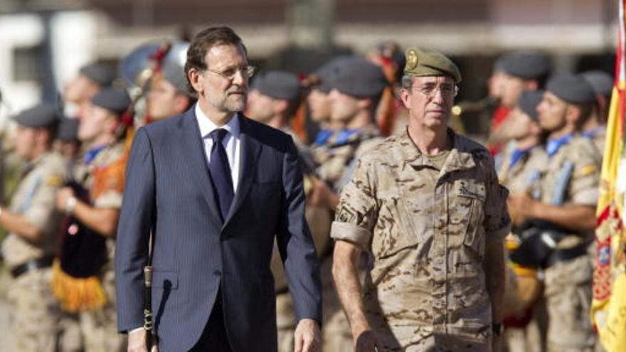 Rajoy durante su visita a la sede de la base militar de la Brigada Aerotransportable del Ejército de Tierra en Figueirido.
