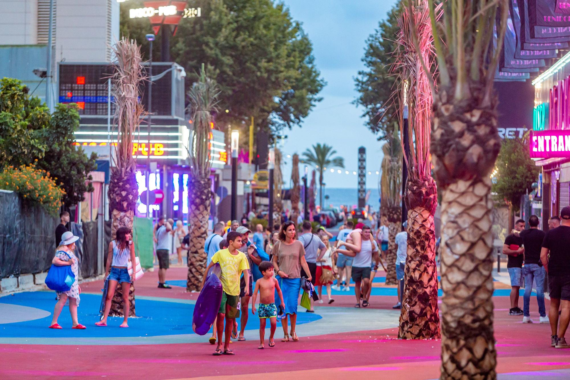 La zona británica de Benidorm retoma el pulso: este es el aspecto que presentan sus calles