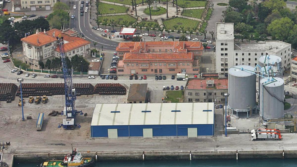 En el centro y al borde del muelle de la Batería, nave que albergará actividades ciudadanas. |   // LA OPINIÓN