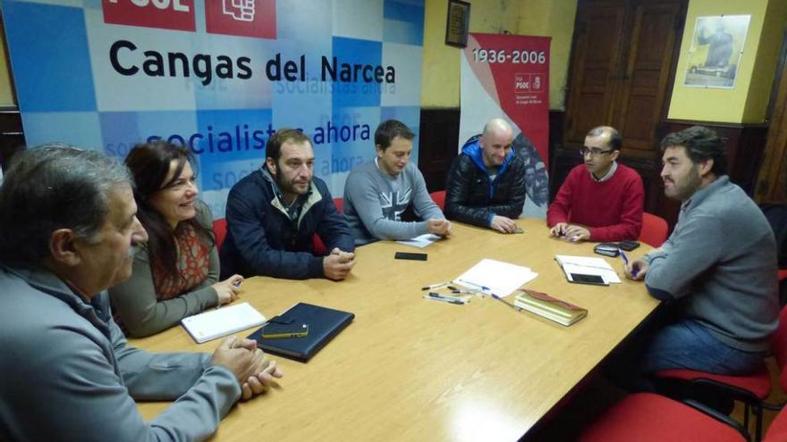 Por la izquierda, Manuel Ruitiña, miembro del PSOE cangués; Carmen López, concejala; Benjamín Fernández, José Manuel Pedraza y Emilio de la Cera, de SOMA-FITAG-UGT; José Víctor Rodríguez, alcalde cangués, y el eurodiputado Jonás Fernández, ayer durante la reunión.