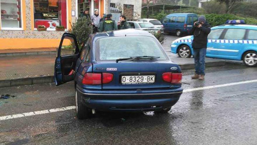 Estado en que quedó el coche que conducían los atracadores tras el accidente en Marzaniella.