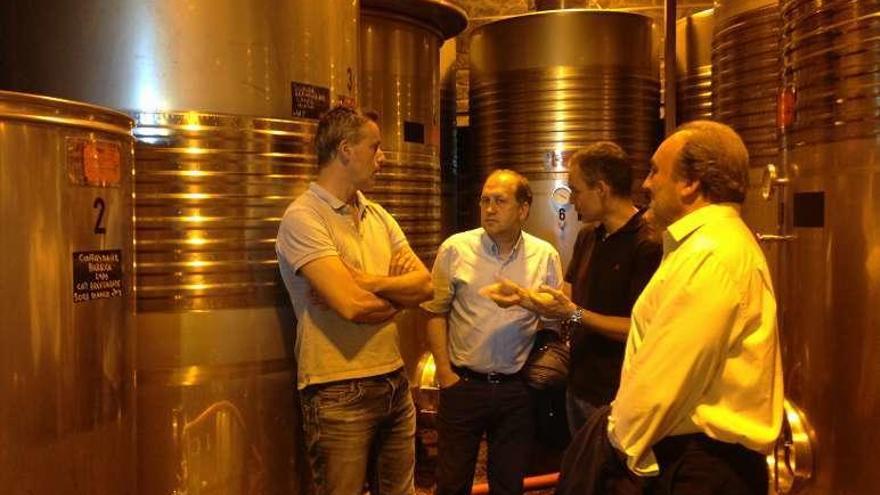 Leiceaga, ayer con productores vinícolas en Ourense.