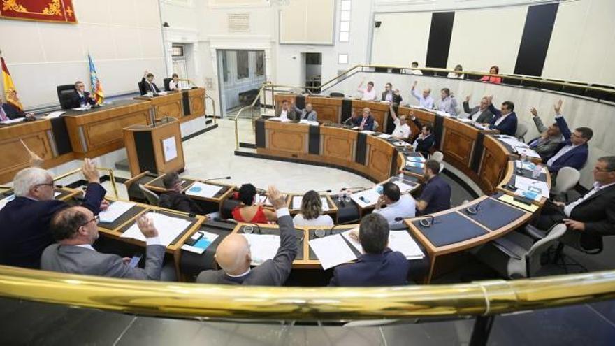 La comision provincial del agua celebrada ayer en el salón de plenos de la Diputación de Alicante bajo presidencia de César Sánchez.
