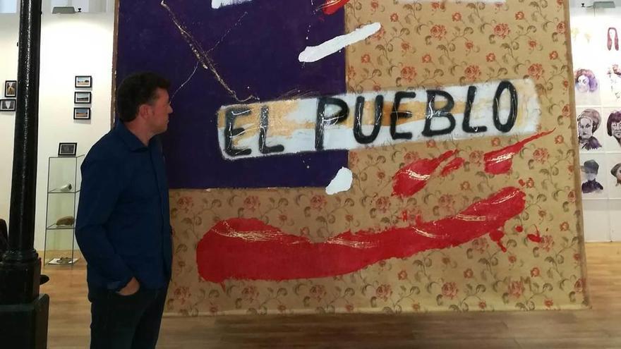 El artista felguerino Gil Morán, con su obra.