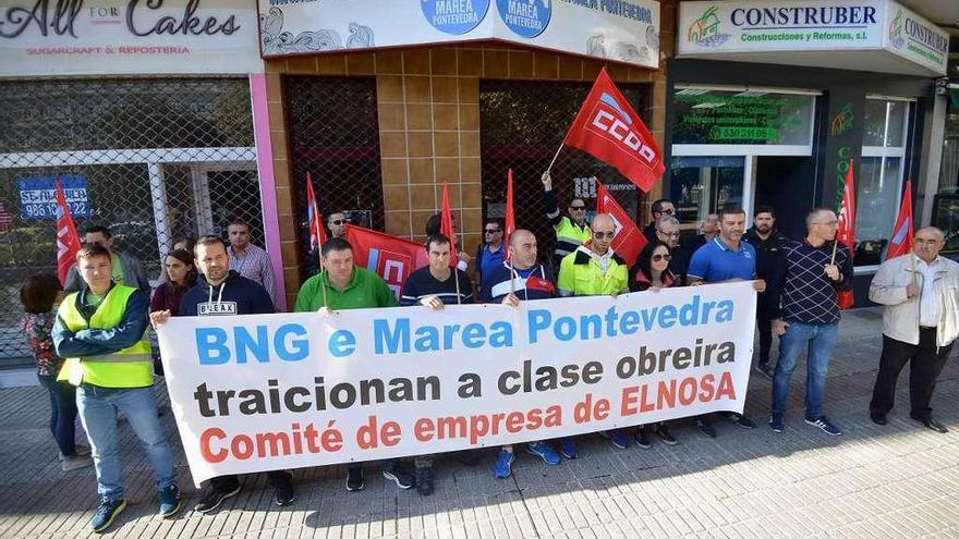 Trabajadores de Elnosa concentrados ante la sede de Marea con &quot;recado&quot; también al BNG. // G. S.