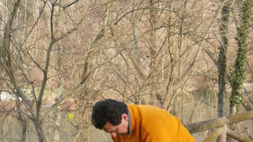 Un voluntario, limpiando el río.