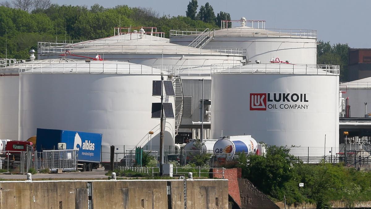 Tanques de petróleo de la compañía rusa Lukoil en las proximidades de Bruselas.