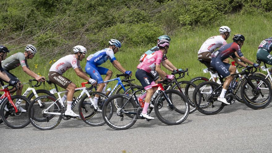 El Giro de Italia descansa con los favoritos en un pañuelo