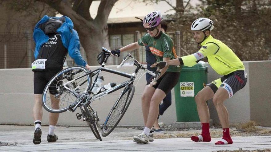 Varios ciclistas salen volando por el aire en Sudáfrica