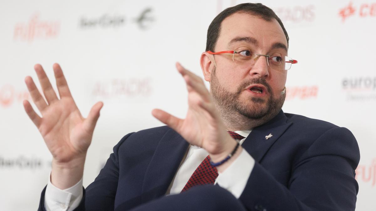 Adrián Barbón, durante la intervención.