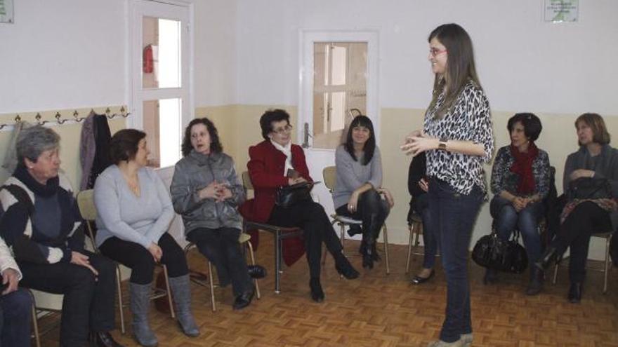 La psicóloga Laura Manteca con las asistentes al seminario informativo.