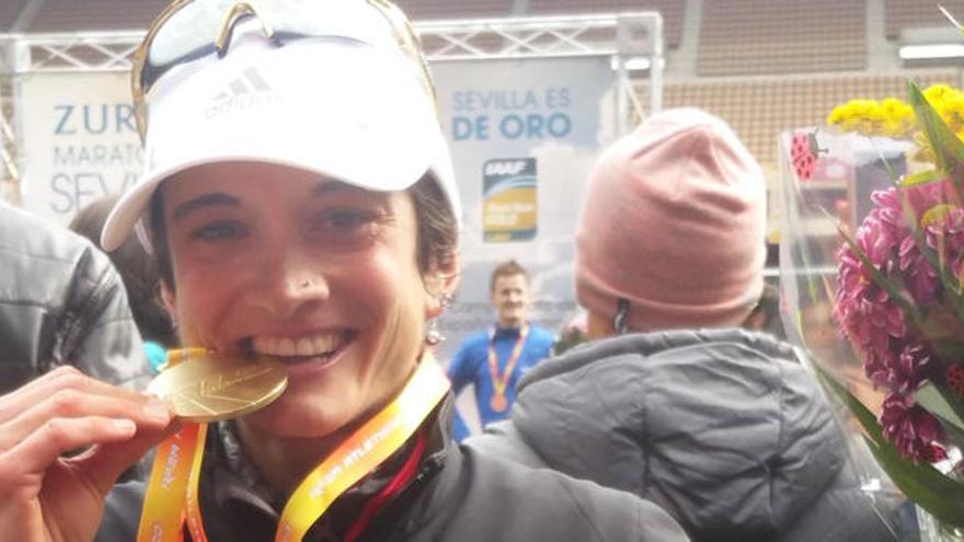 Marta Esteban, con su medalla