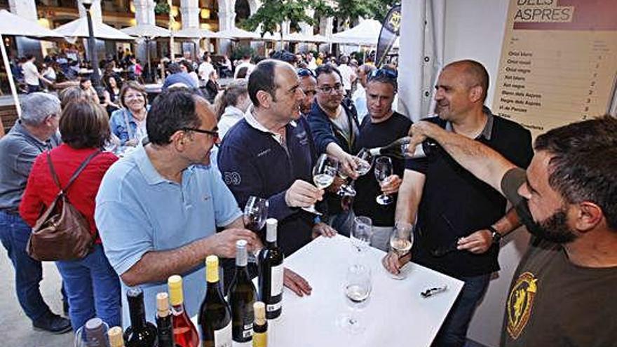 La plaça Independència és l&#039;escenari durant tres vespres de la fira de vi de l&#039;Empordà.