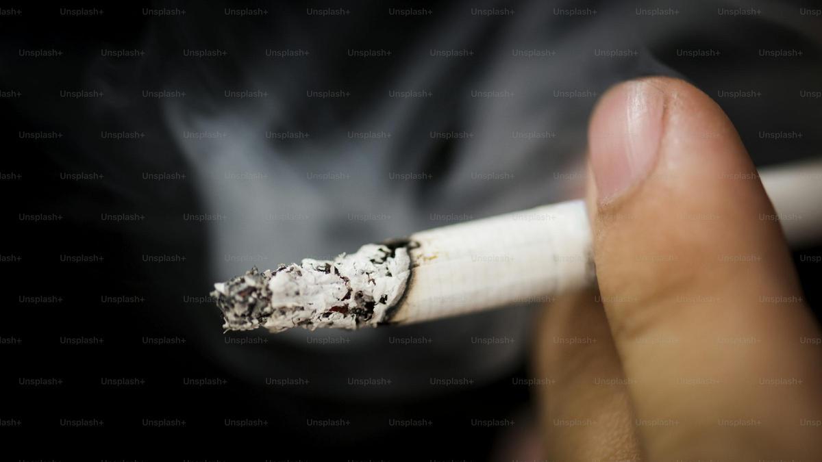 Cigarrillo encendido.