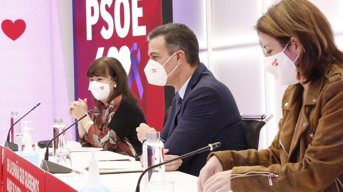 Pedro Sánchez, con la presidenta y la vicesecretaria general del PSOE, Cristina Narbona y Adriana Lastra, este 23 de noviembre en la reunión de la permanente de la ejecutiva, en Ferraz.